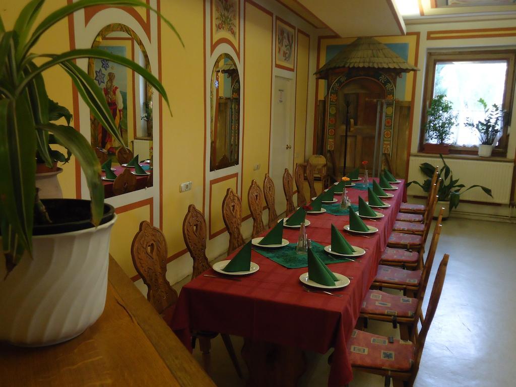 Czermann Panzio Es Etterem Hotel Oroszlany Exterior photo