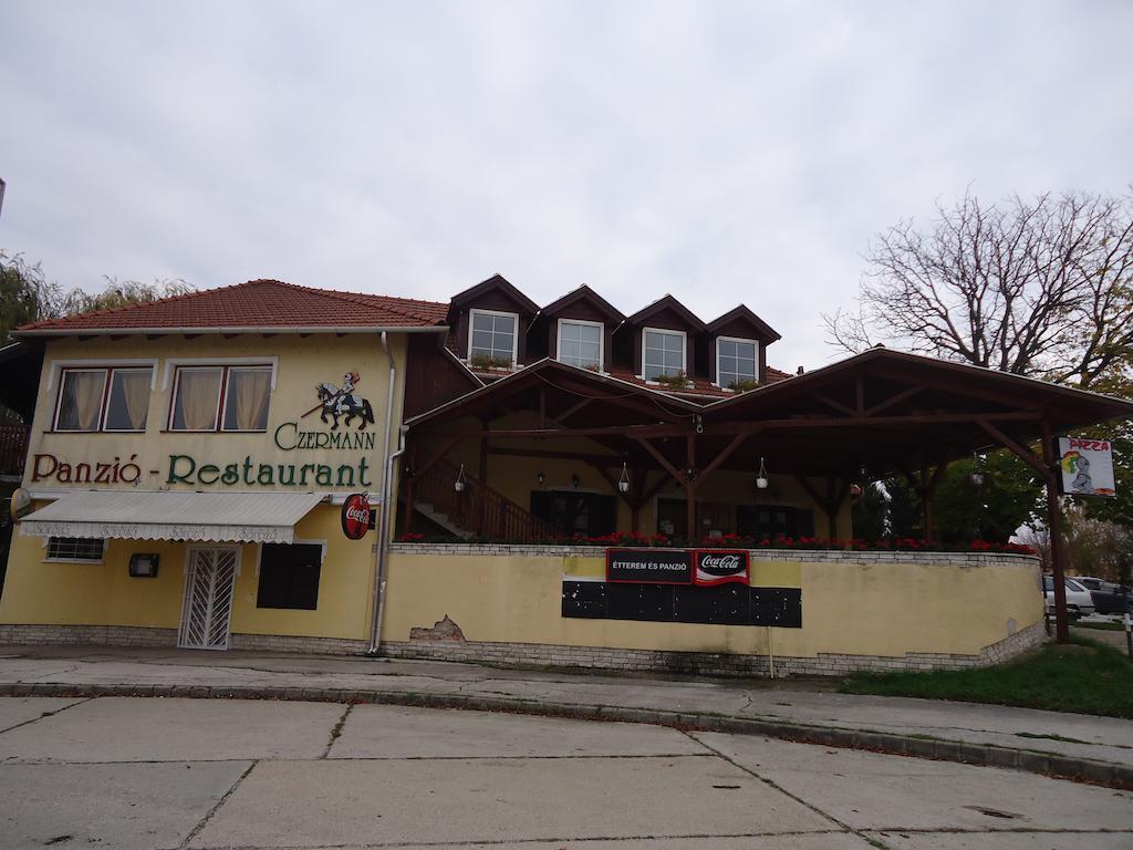 Czermann Panzio Es Etterem Hotel Oroszlany Exterior photo