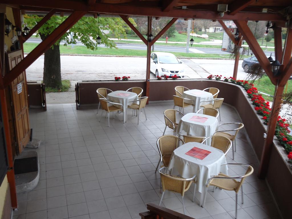Czermann Panzio Es Etterem Hotel Oroszlany Exterior photo