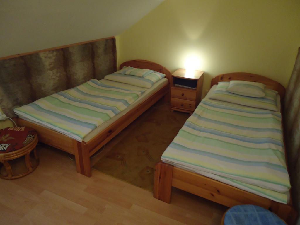 Czermann Panzio Es Etterem Hotel Oroszlany Room photo