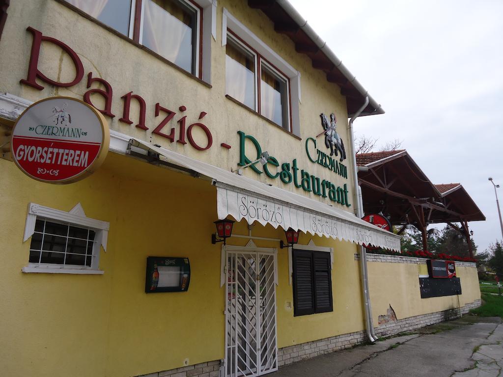 Czermann Panzio Es Etterem Hotel Oroszlany Exterior photo