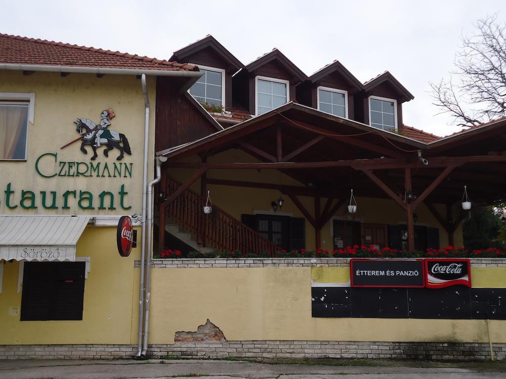 Czermann Panzio Es Etterem Hotel Oroszlany Exterior photo
