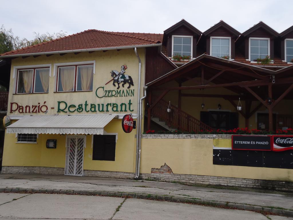 Czermann Panzio Es Etterem Hotel Oroszlany Exterior photo