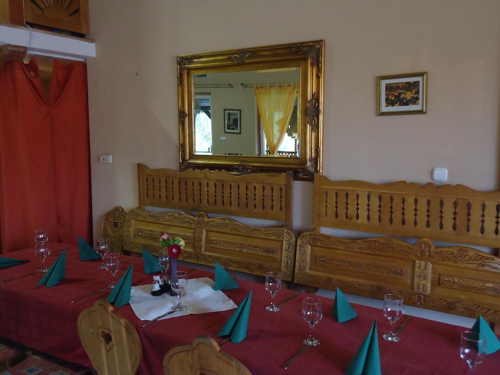 Czermann Panzio Es Etterem Hotel Oroszlany Exterior photo